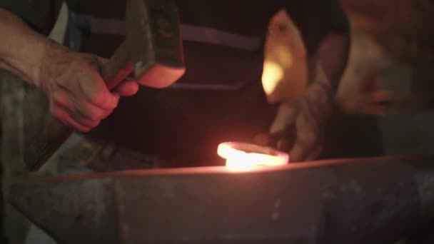 Blacksmith Vormgeving Ruwijzer Met Hamer — Stockvideo