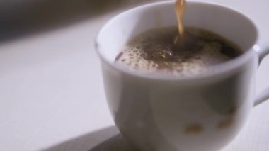 Taze yapılmış kahve bir fincan içine dökme