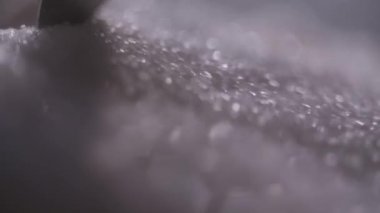 Kristal şeker üzerinde kayar kaşık