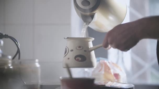 Mann Gießt Dampfend Heißes Wasser Eine Türkische Kaffeekanne — Stockvideo