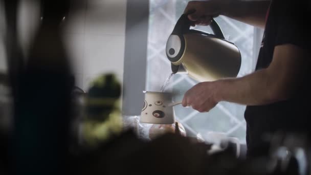 Mann Gießt Dampfend Heißes Wasser Eine Türkische Kaffeekanne — Stockvideo