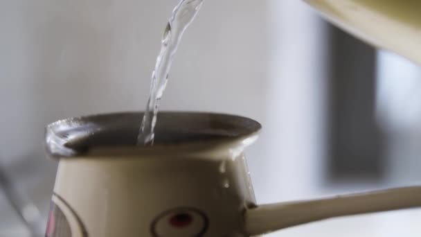 Koffie Voorbereiding Warm Water Een Turkse Koffiepot Gieten — Stockvideo