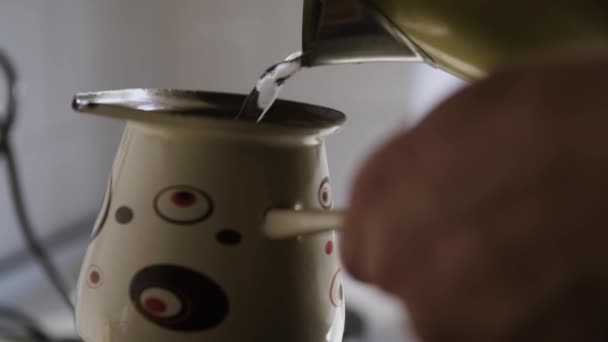 Gieten Van Warm Water Vanaf Een Ketel Een Turkse Koffiepot — Stockvideo