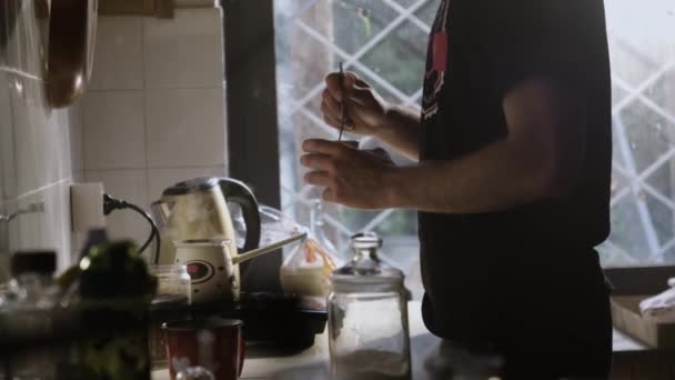 Άνθρωπος Στην Κουζίνα Τιμόνι Φρέσκο Έκανε Φλιτζάνι Καφέ — Αρχείο Βίντεο