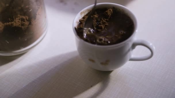 Agitar Taza Café Recién Hecho Con Una Cuchara Café Bote — Vídeos de Stock