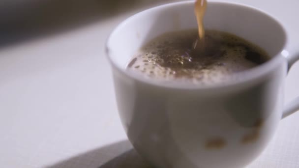 Verser du café frais dans une tasse 