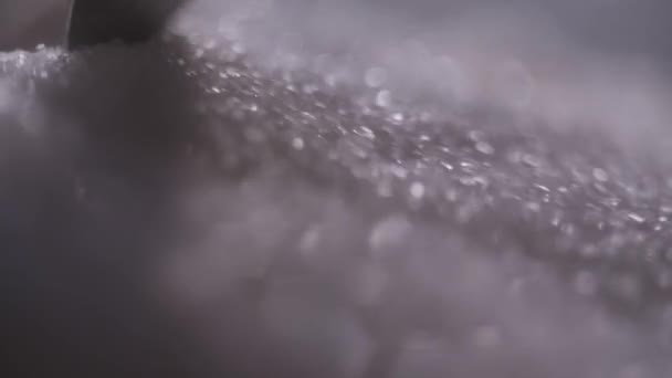 Cuillère glissant sur un sucre de cristal 