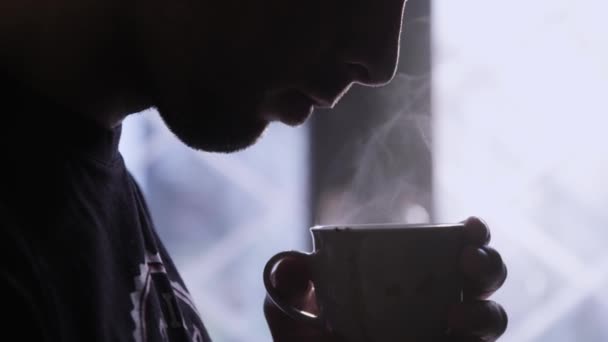 Hombre Inhala Aroma Taza Café Recién Hecho — Vídeo de stock