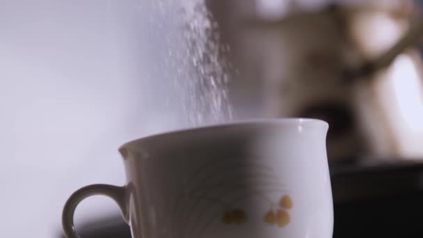 把糖倒入咖啡杯中 咖啡壶背景 — 图库视频影像