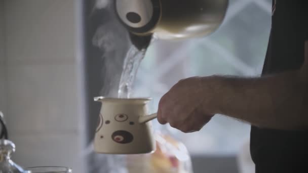 人在土耳其咖啡壶里浇热气腾腾的热水4 — 图库视频影像