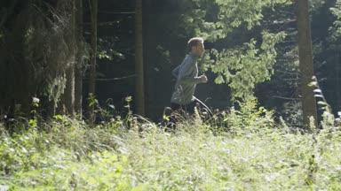 Çalışan - bir orman yoluyla koşu genç adam