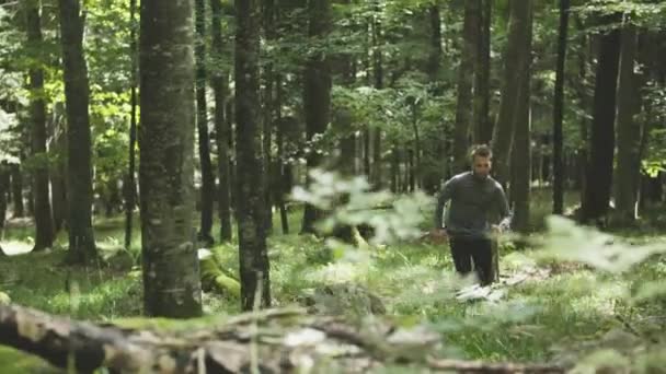 Νεαρός Άνδρας Τρέξιμο Τζόγκινγκ Μέσα Από Ένα Άγριο Δάσος — Αρχείο Βίντεο