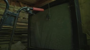 Garajda terk edilmiş Tv