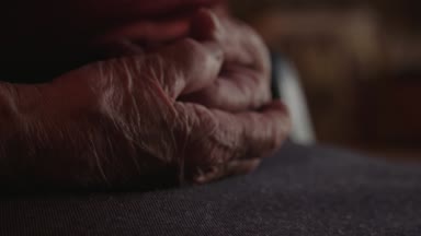 Yaşlı kadının kırışık cilt