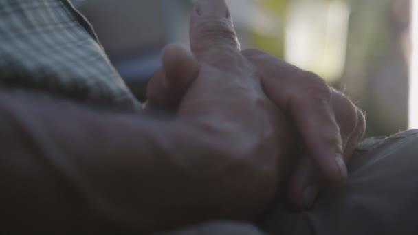 Чоловік Тримає Руки Разом — стокове відео