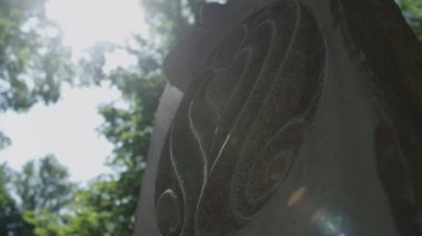 Taş heykel bir parkta