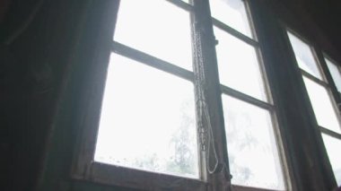 Kirli eski cam bir evde