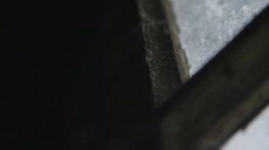 Örümcek ağları olan bir evde eski pencere