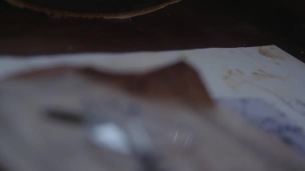 Ancienne carte avec verres et loupe 