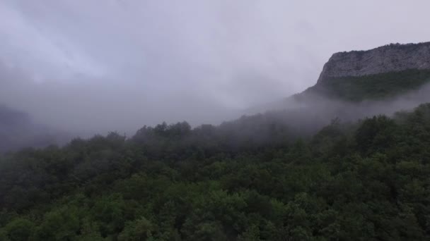 Дрон Застрелив Гору Туманом Хмарами — стокове відео