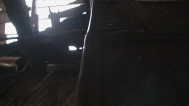 Terk edilmiş ahşap ev şöminede kapatın. 