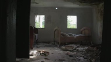 Terk edilmiş evde ayrı düşen
