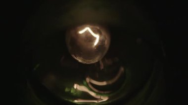 Eski ampul titreşen