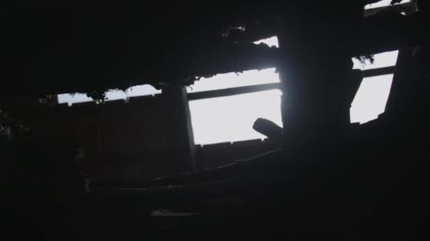 Undichtes Dach Mit Fehlenden Ziegeln Und Einem Loch — Stockvideo