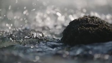 Su akışı bir rock ile. 