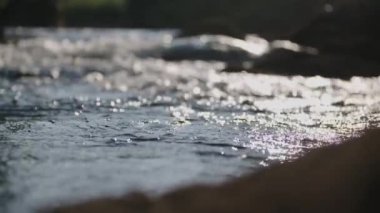 Nehri içinde güçlü su rapids. 