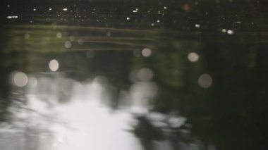 Yeşil sürekli su yansıma ağacı ile