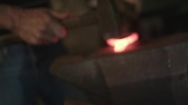 Smithy çekiç ile çalışan demirci. 