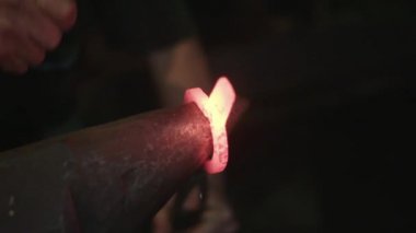 Demircinin şekillendirme metal çekiç ile. 