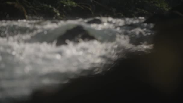 Éclaboussures d'eau sur la roche au ralenti . 