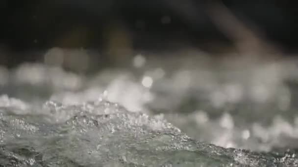 Wasser Spritzt Zeitlupe Auf Den Felsen — Stockvideo