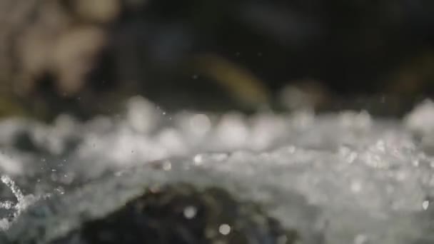 Wasser Fließt Über Den Felsen — Stockvideo