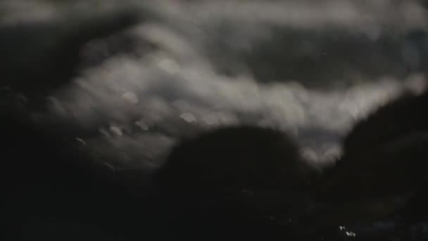 Un courant d'eau fort. La caméra se concentre . 