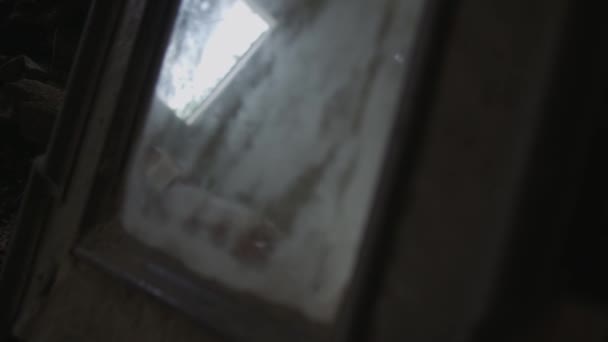 Αντανάκλαση Στον Παλιό Drty Καθρέφτη Ένα Παλιό Σπίτι — Αρχείο Βίντεο