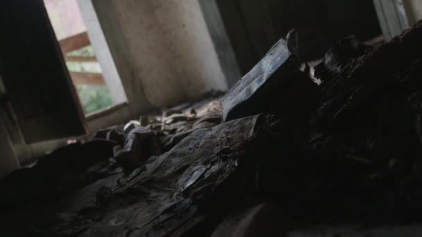 Ropa Abandonada Tirada Suelo Casa Vieja — Vídeo de stock