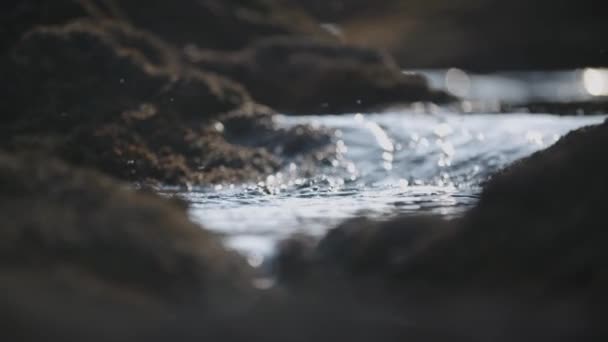 Acqua Che Scorre Nel Mezzo Della Roccia — Video Stock