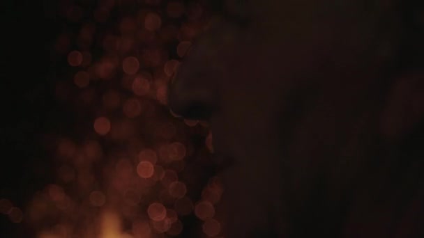 Forgeron debout devant le feu . 