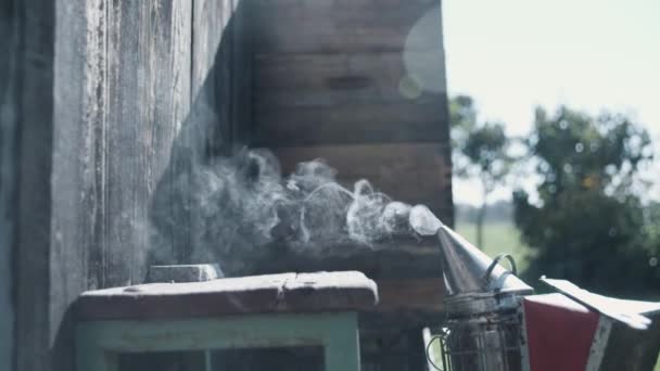 Καπνός Από Μια Μέλισσα Καπνιστής Στο Παρασκήνιο Είναι Μια Σιταποθήκη — Αρχείο Βίντεο