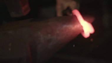 Demircinin şekillendirme metal çekiç ile. 