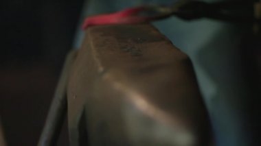 Smithy çekiç ile çalışan demirci. 