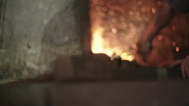 Smithy içinde çalışan demirci. 