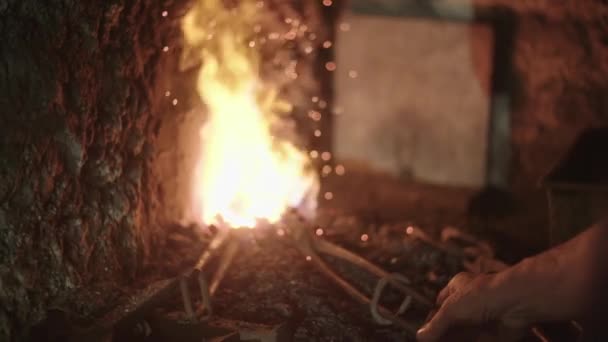 Herrero Metal Fundido Una Pequeña Chimenea Caliente — Vídeos de Stock