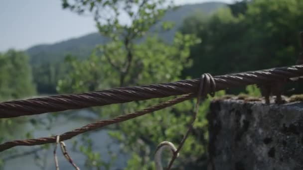 Altes Rostiges Brückendraht Über Den Fluss — Stockvideo