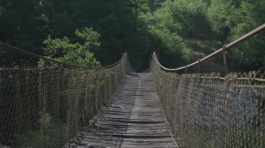 Eski ahşap asma köprü nehir Kolpa üzerine.