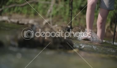 Sopa hiking ile akışı üzerinden yürüyen kadın. Alt vücut vurdu.  