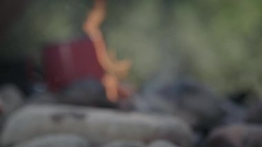 Kırmızı pot küçük bir kamp ateşi. 